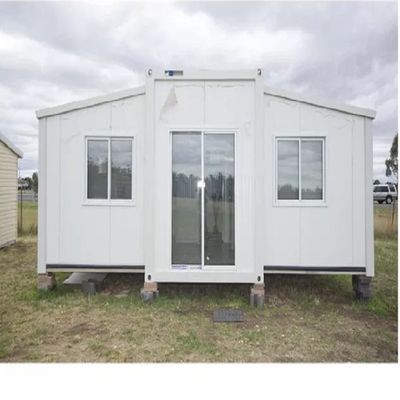 Nachhaltiges, modernes, ausbaubares Containerhaus aus Stahl mit Dekoration